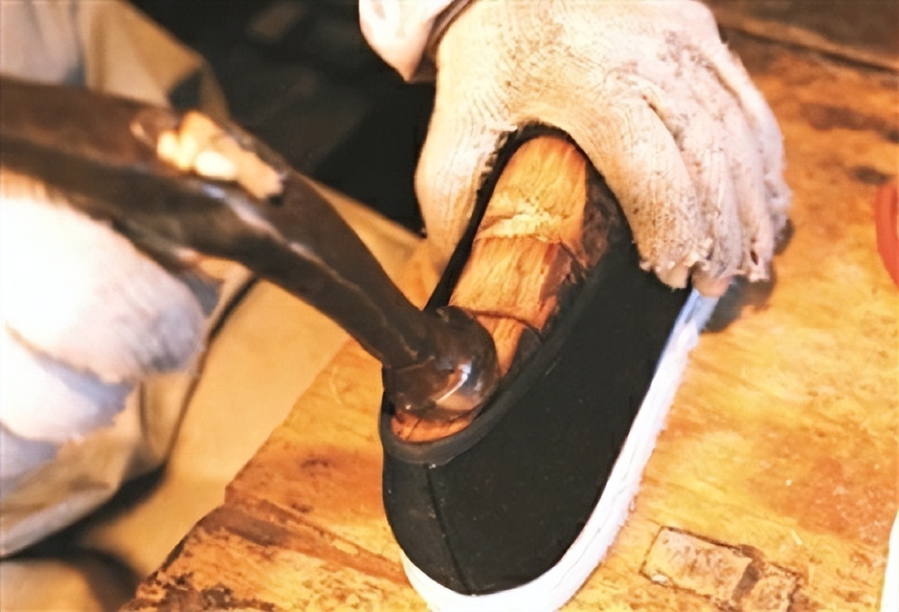 *小平邓**为什么说：这是家乡人给我穿的“小鞋”