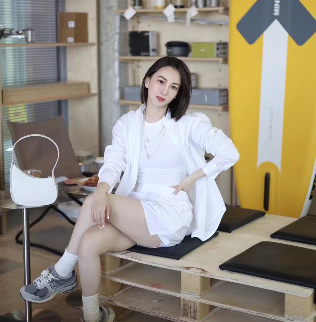 白裤子配什么颜色的上衣好看,白裤子配什么上衣好看夏季女