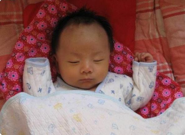 宝宝为啥喜欢投降式睡觉,宝宝投降式睡觉是不是容易受惊