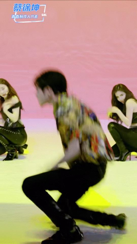 在众多顶流里蔡徐坤当之无愧,蔡徐坤顶流时期的人气怎么样