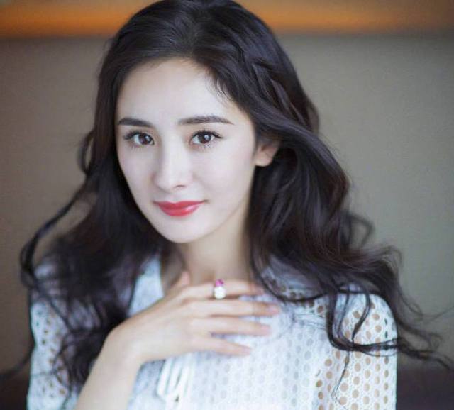 助理伺候明星捏脚,助理伺候明星跪下打伞