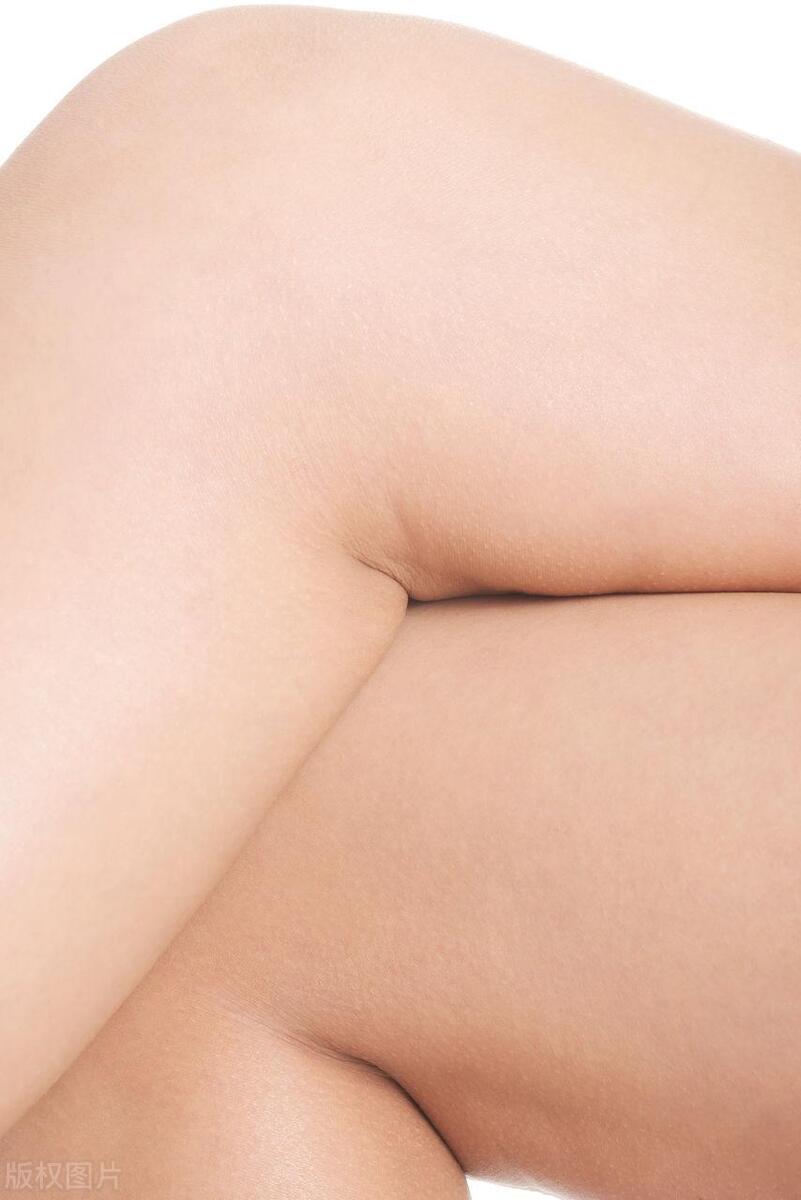 我偷看小电影，被母亲无意发现我双腿不自觉加紧，怀疑我被欺负了