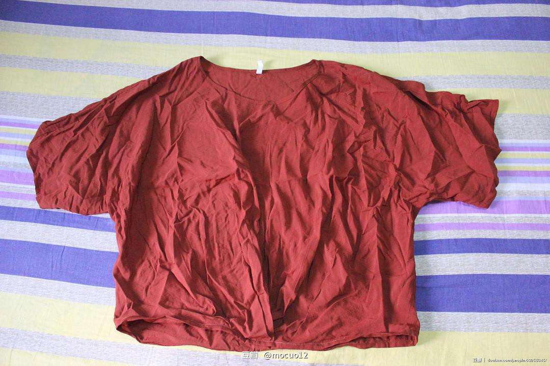 衣服被热水泡皱了怎么恢复平整,衣服皱了没有熨斗怎么办