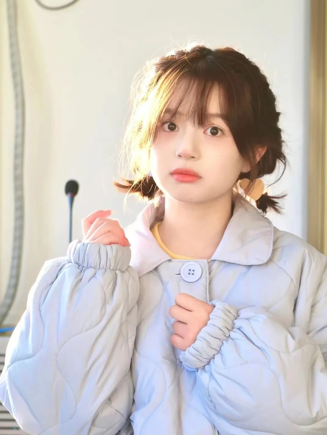 今年别再披头散发了三款减龄发型,秋冬季更适合有氛围感的发型