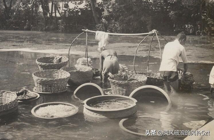 高清老照片：旗人格格大腿岔开豪放洗衣，地主三妻四妾不输女明星