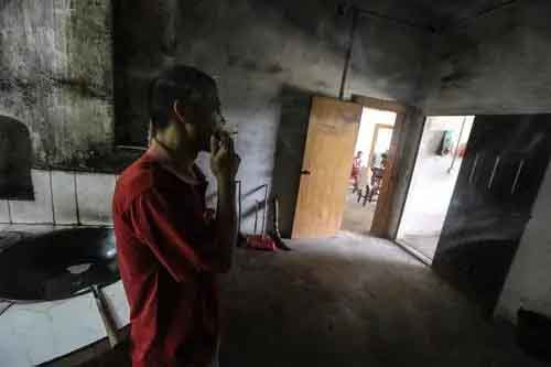 12年湖北双胞胎十指咬秃流血，却不会哭，父母拿到诊断书如遭雷击