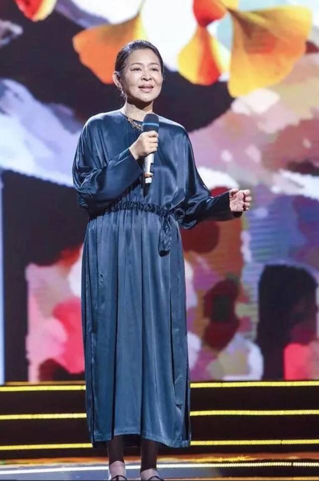 倪萍黑裙,62岁倪萍现身飒气扬雄十足