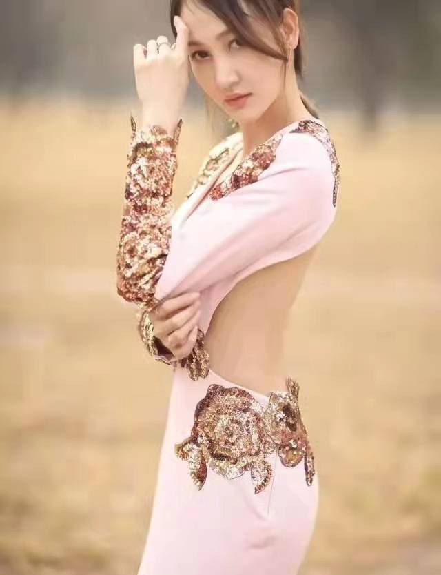 王皓妻子闫博雅与男舞伴共舞,王皓妻子闫博雅热舞后续