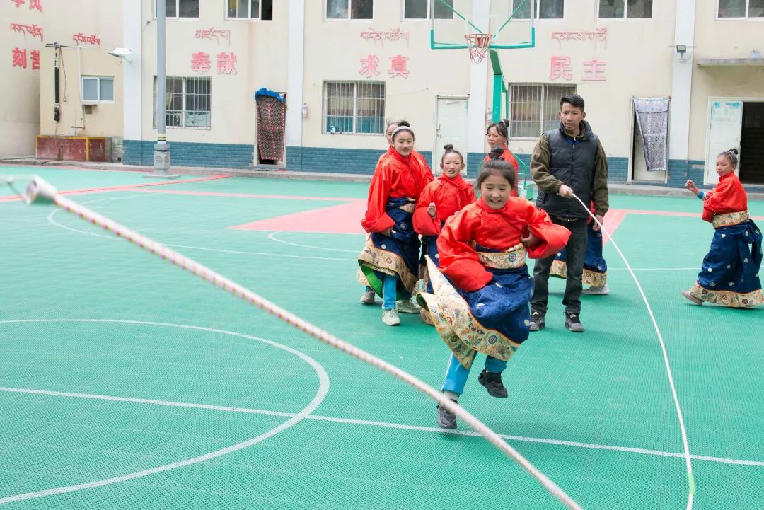 传音携手爱德基金会走进甘孜藏区学校，开展“圆梦体育包”项目