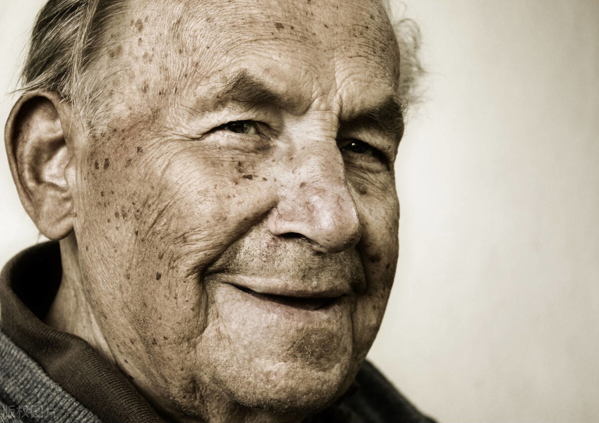 如何才能淡化脸部刚开始的老年斑,脸和手都长老年斑是怎么回事