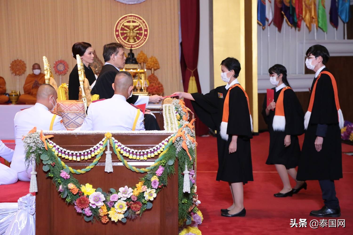 泰国国王毕业仪式,泰国国王携王后驾临佛寺敬献僧衣