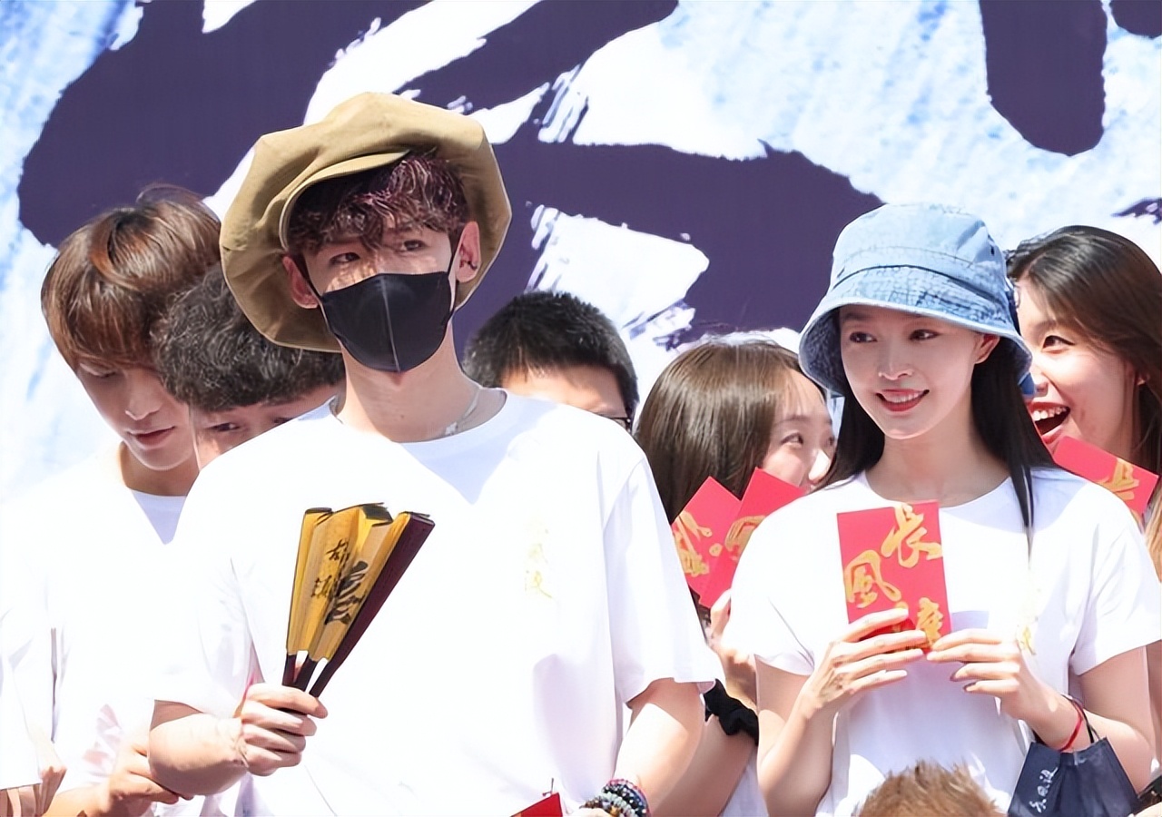 白敬亭穿白色背心抱宋轶,白敬亭宋轶穿同款衣服秀恩爱