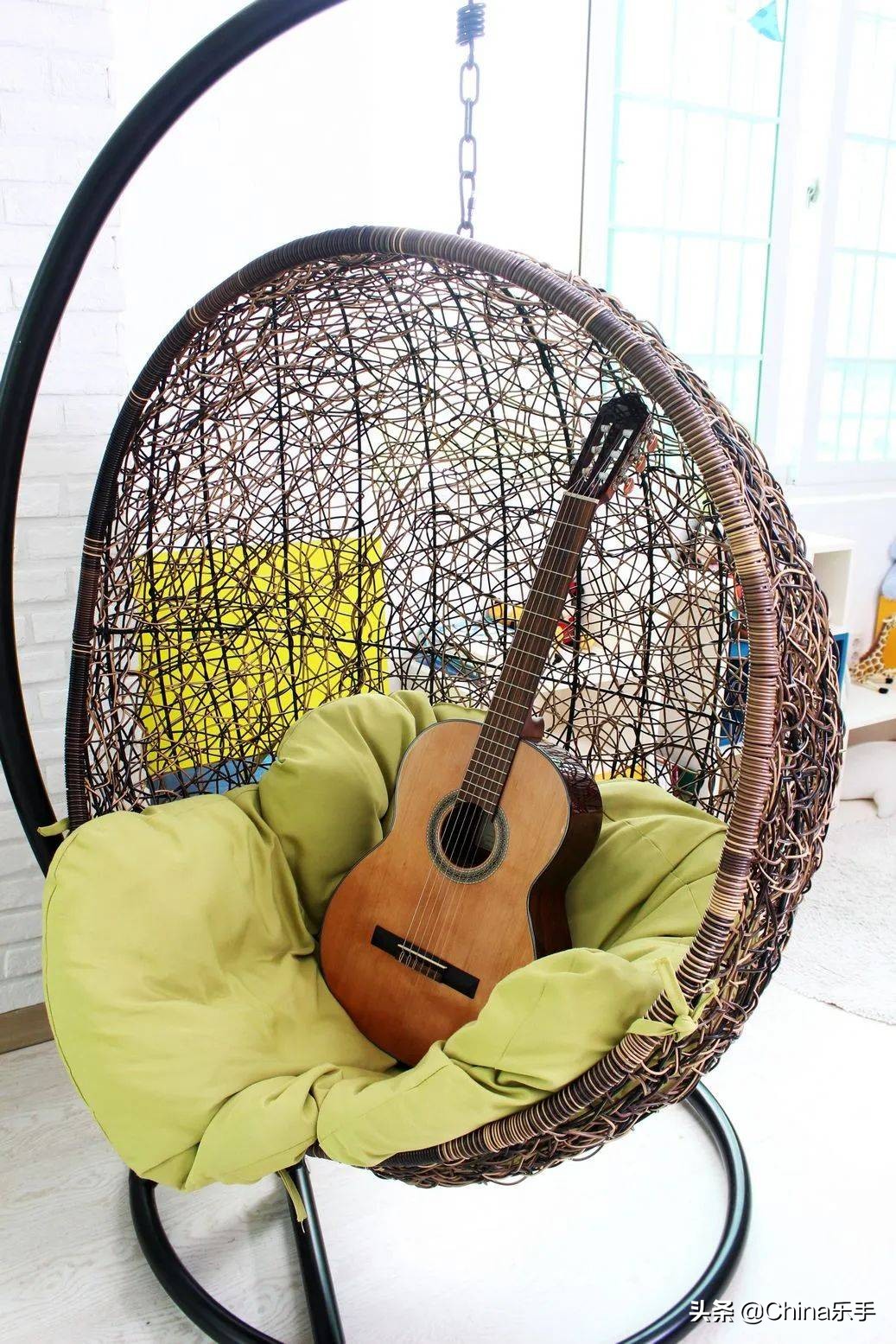 木吉他箱体厚度对音色的影响,不同桶形吉他的音色对比