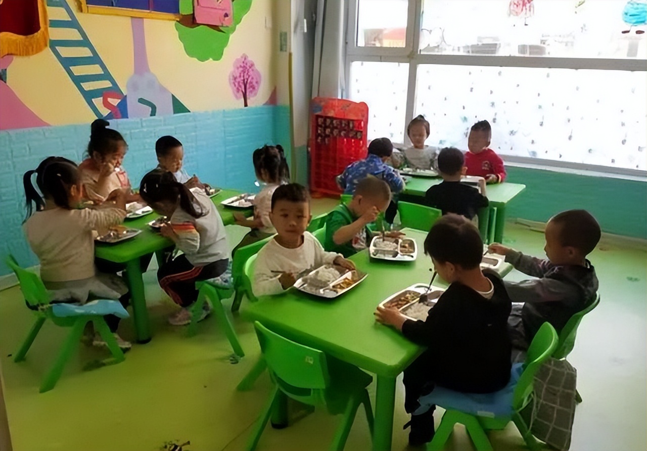 幼儿园小便池洗餐具真假事件,幼儿园便池洗餐具通报