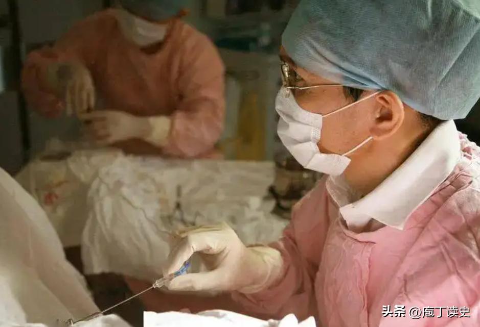 高校女厕所里的高薪兼职：过万薪水背后，是见不了光的灰色产业链