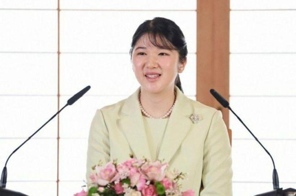 日本爱子公主与父母齐聚！穿开叉裤子变时髦，挎单肩包不再显老气