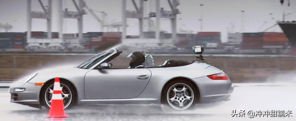 开敞篷车突然下雨怎么办,流言终结者雨天开敞篷车