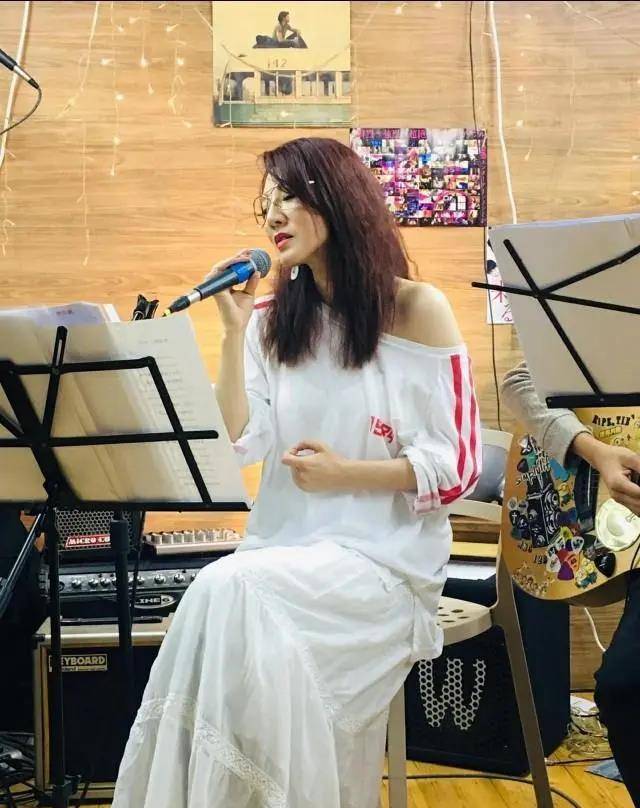 她7岁从天津到香港，是TVB“*用御***妇情**”，有小鲜肉追钱都花给父母