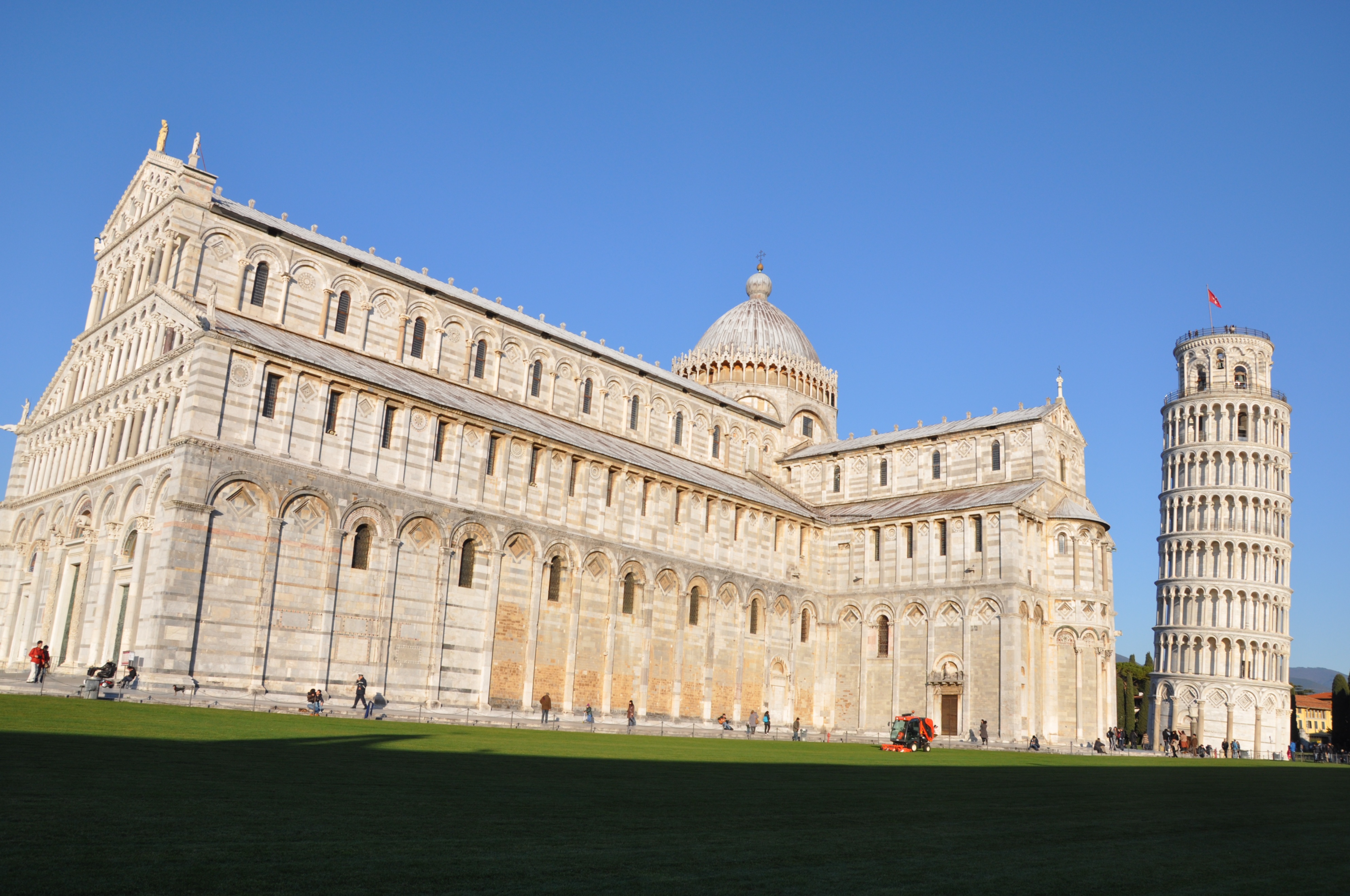 罗马式比萨斜塔,著名的意大利比萨斜塔是斜的吗
