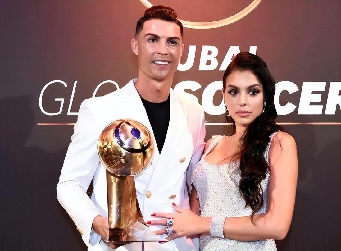 乔治娜晒c罗亲吻她脸颊照,乔治娜晒与c罗合照一生挚爱