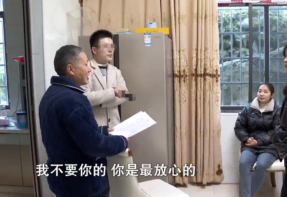 男子出车祸妻子放弃治疗,丈夫出车祸双目失明妻子不离不弃