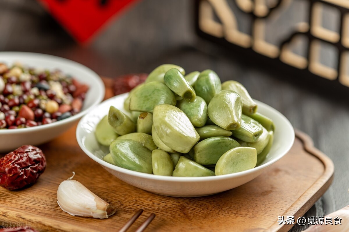 腌腊八蒜又绿又脆的正确方法,新蒜腌腊八蒜的方法