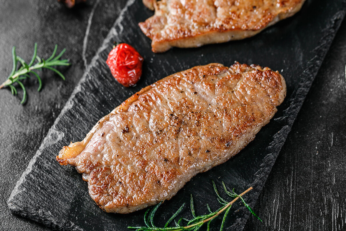 体检发现血红蛋白偏低，如何注意饮食来辅助补铁？