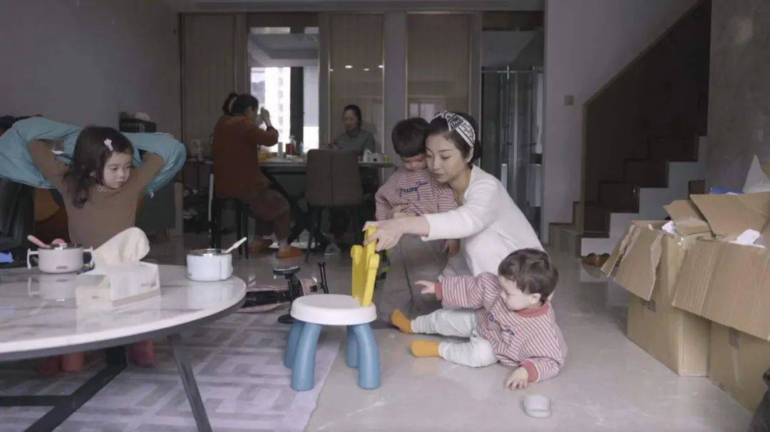 30岁女模特生下三胞胎,30岁女模特生三胞胎混血