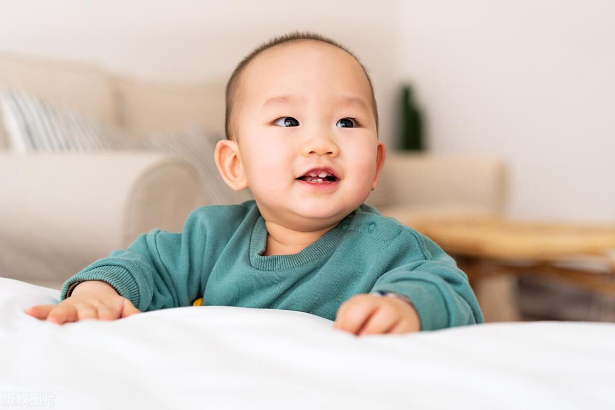 不会翻身的原因,12个月了除了不会翻身别的都正常