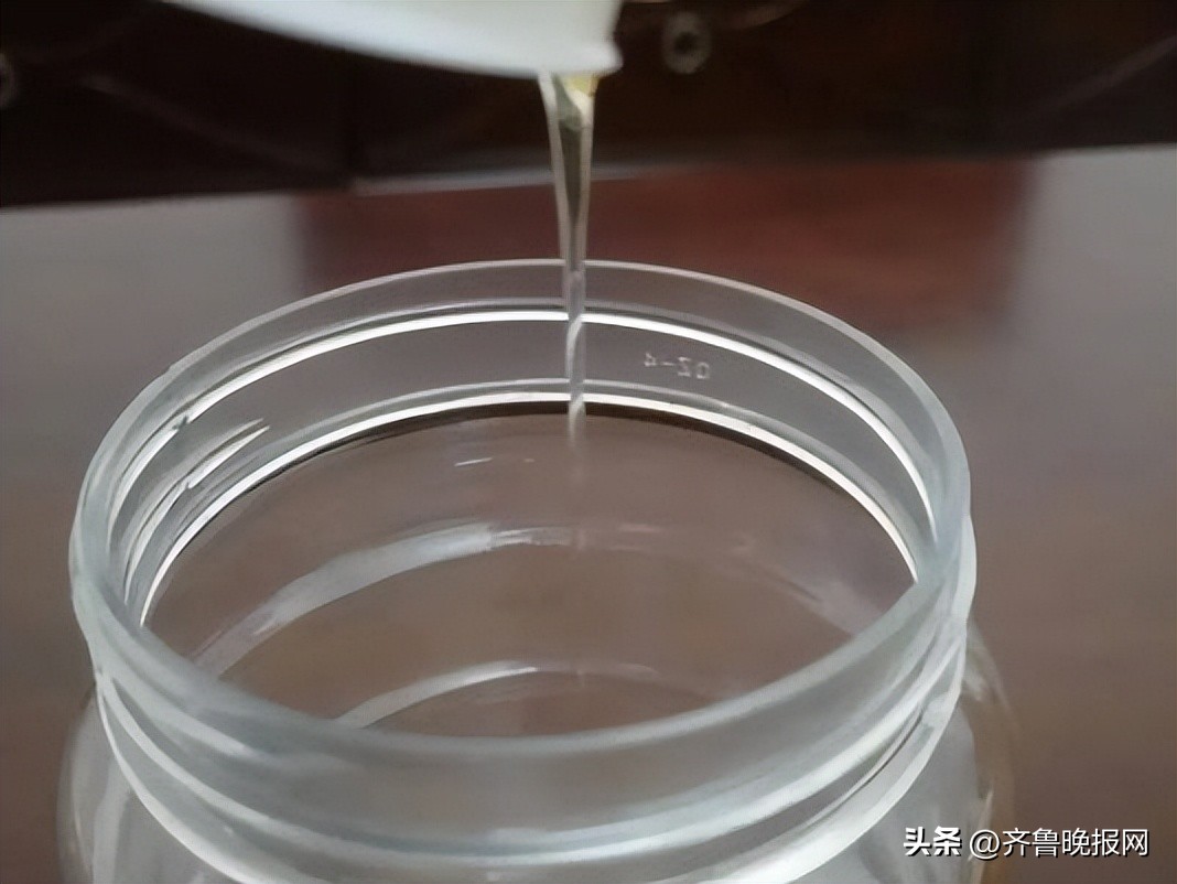 如何辨别真假蜂蜜一瓶冷水就搞定,一杯清水辨别蜂蜜真假