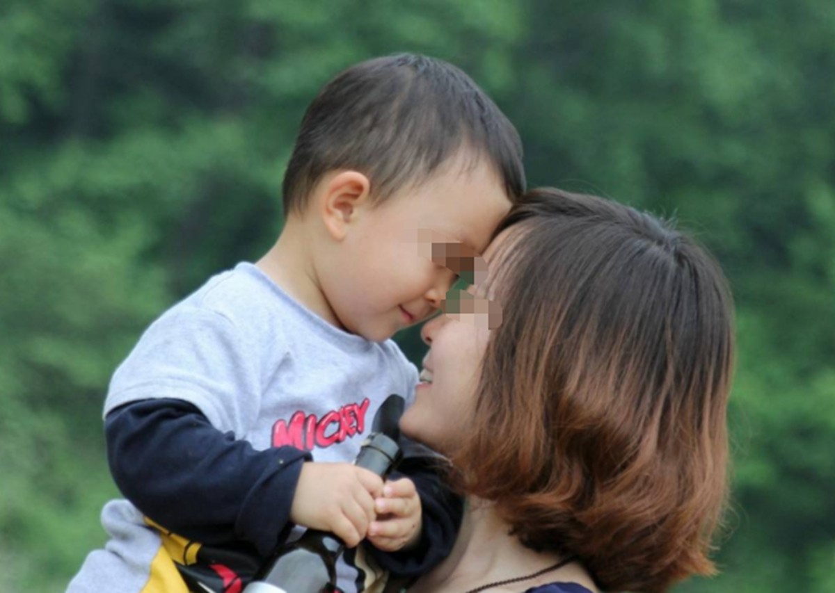 儿子就喜欢粘着妈妈,儿子总是黏着妈妈怎么办