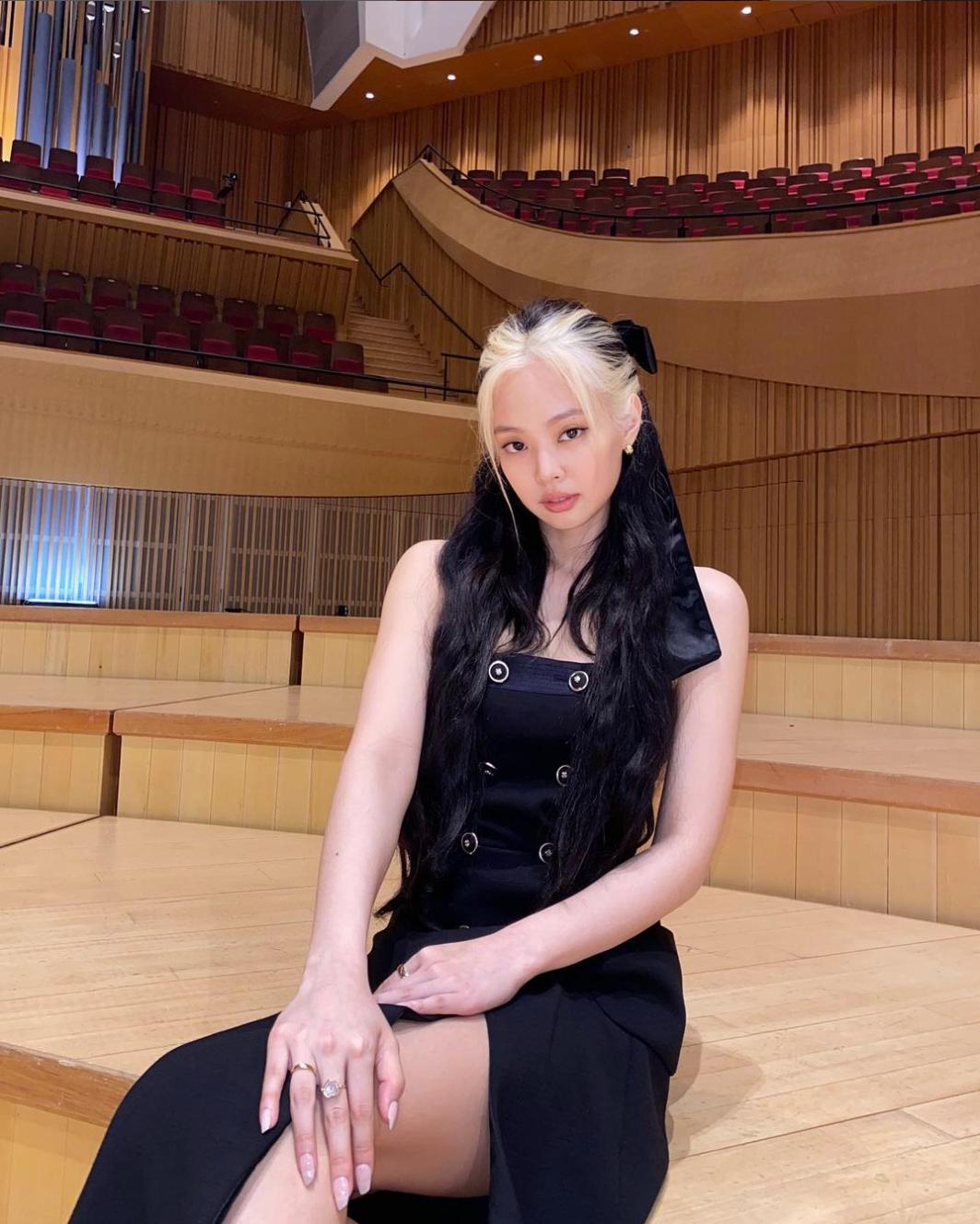 jennie最新编发,jennie同款彩带编发教程