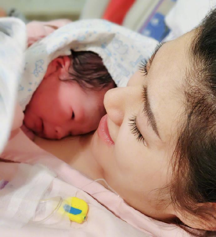 selina生子是顺产吗,ella谈selina生孩子了吗