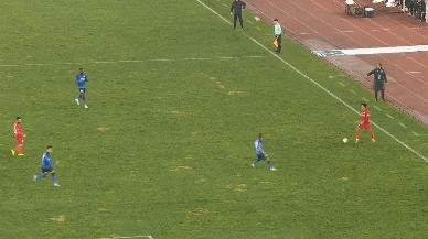 甜蜜互动！中超外援破门，漂亮妻子看台鼓掌，他比爱心手势回应