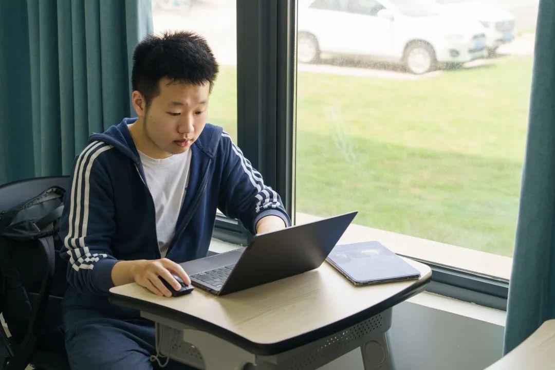 printf,HelloWorld，我是厦大的周和;