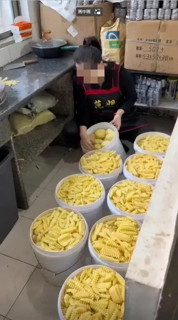 95后夫妻摆摊日入9000元,夫妻摆摊日入9000元被质疑