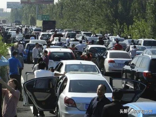 四川重大交通事故最新消息,四川面包车翻下公路路基致6死4伤