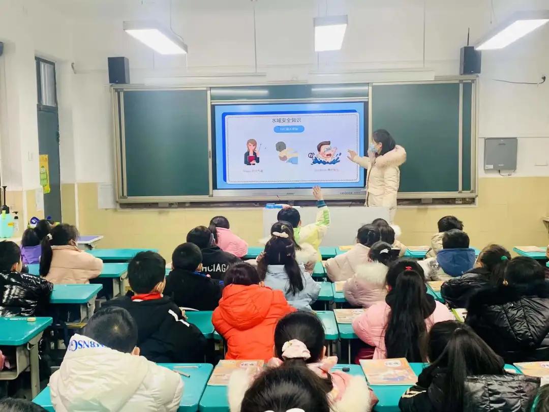 理想扬风帆奋斗向未来—郑州市中原区汝河新区小学开学第一课特写