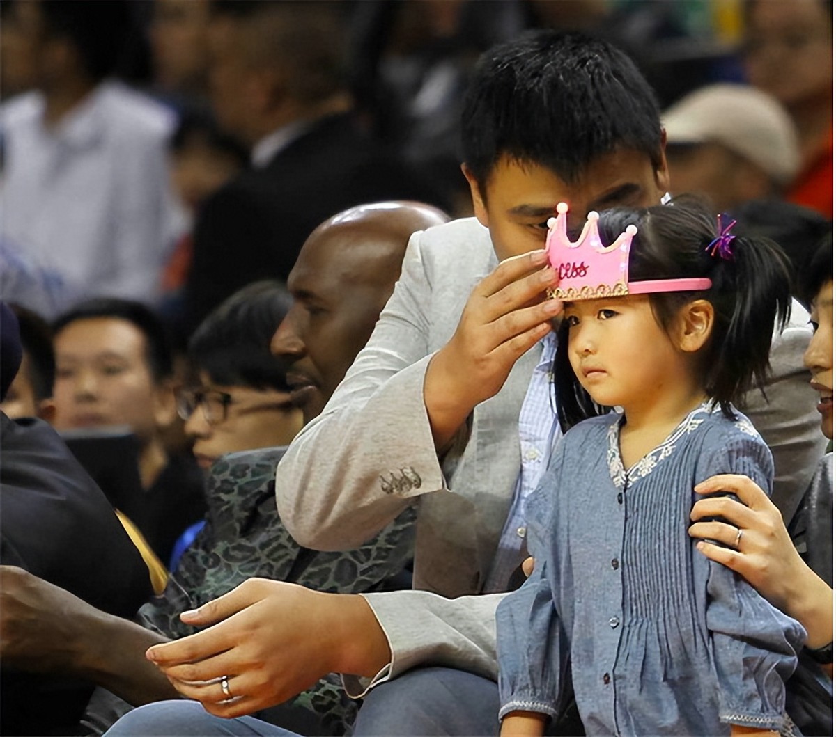 姚明与妻子叶莉,姚明妻子叶莉体重多少