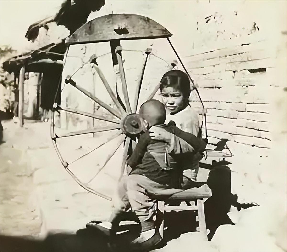 变态的纳粹德国,*光脱**犹太人女人衣服,集体*杀屠**!