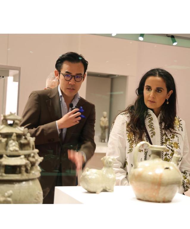 莫扎长女玛雅莎公主，一身印花长袍香港看展，又该拿50亿买买买了