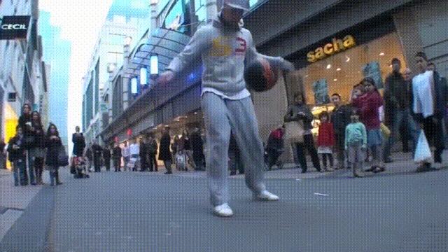 卡卡颠双球,卡卡双人舞足球