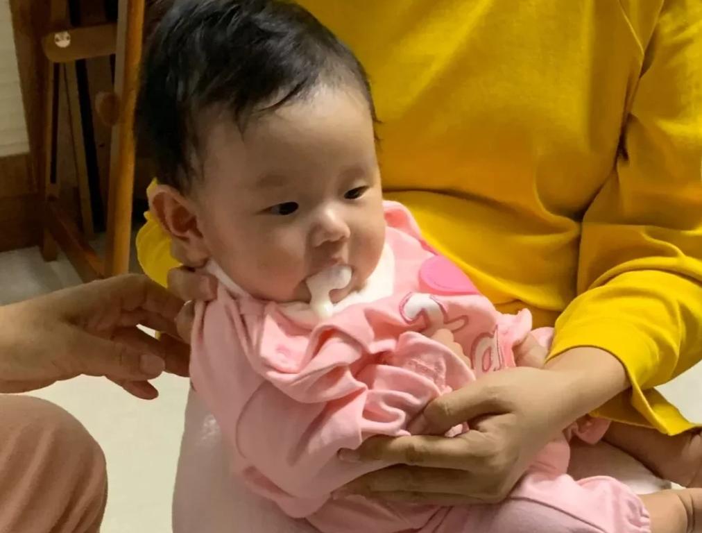 宝宝频繁吐奶怎么办视频教程,婴儿频繁吐奶的原因和解决方法