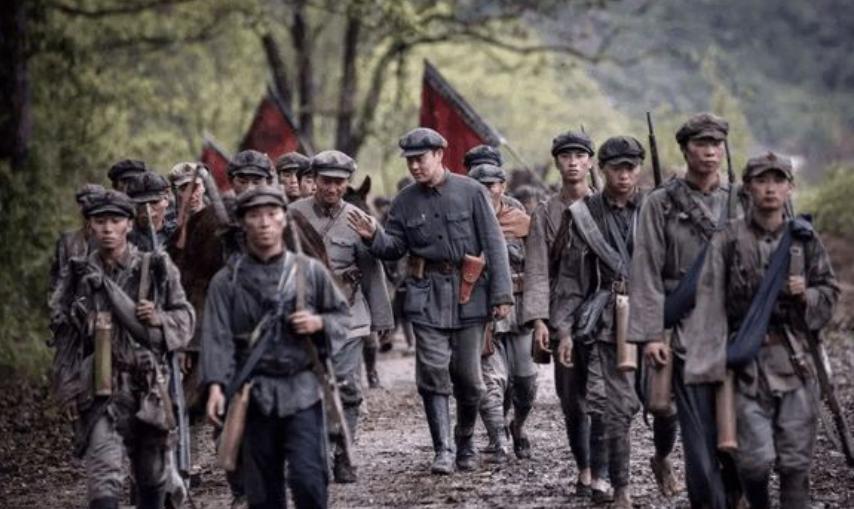 不打红军的国民*党**营长：遇到红军部队，他命令士兵枪口朝天让路