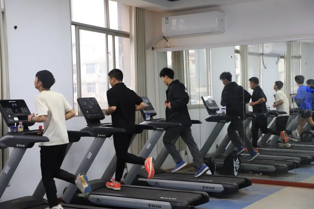 举办校园足球友谊赛,以赛促学以赛促交流