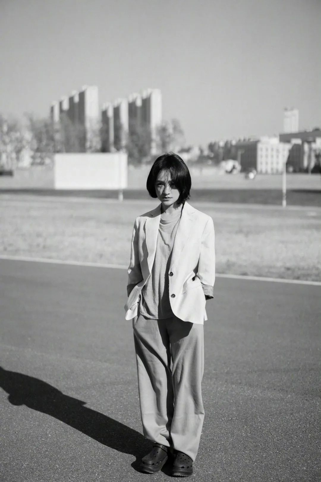 穿大牌西装背200块帆布包，混搭百元球鞋，她演女高管我服！