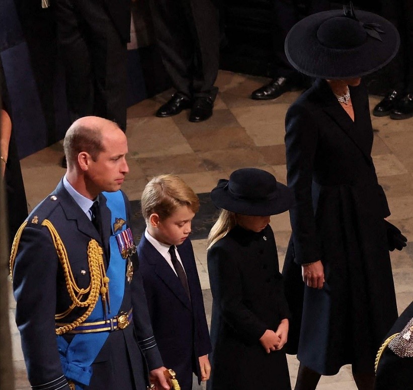 英女王棺椁下葬,英女王葬礼为什么停尸十天