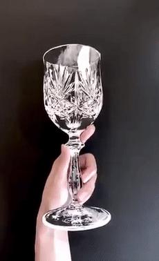 日本妹子把白纸刻成玻璃杯，连水珠都能看见，裸眼3D还能这么玩？