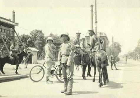 清朝末代王爷，宁摆地摊也不*国卖**，毛主席：安排他当个“弼马瘟”