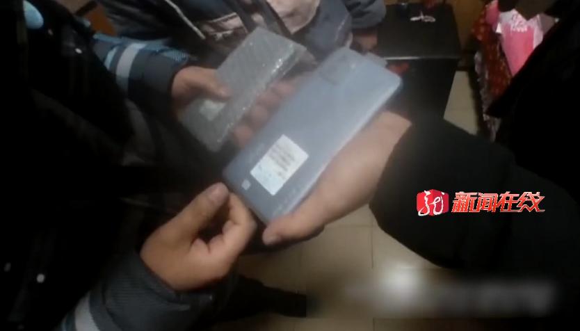 男子偷走10多部手机,男子偷窃手机俩小伙当场拿下